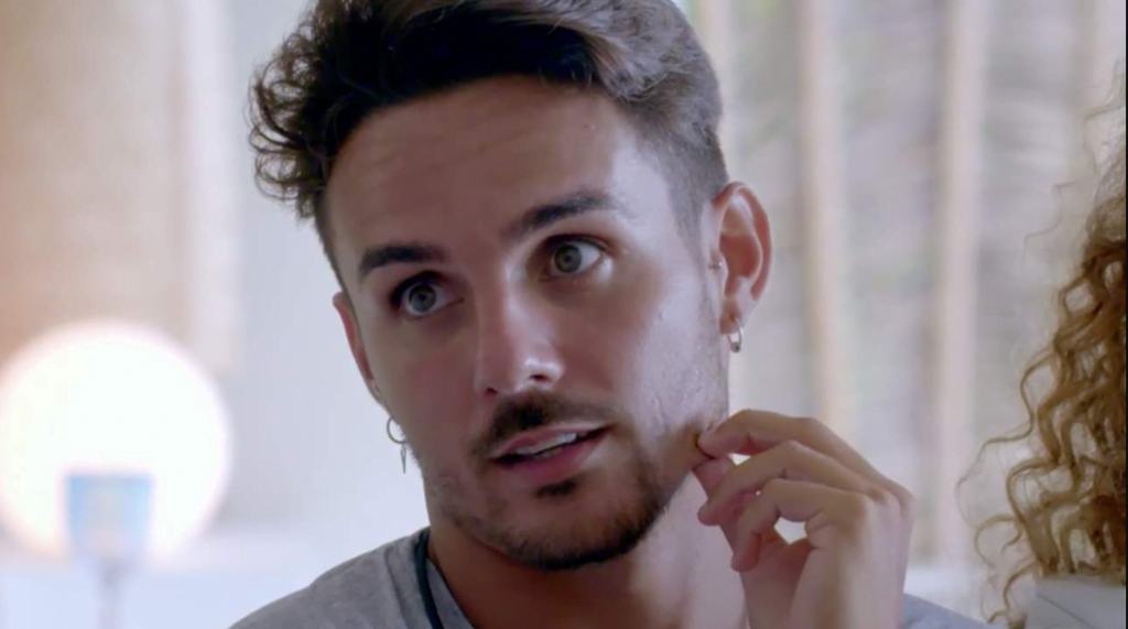 Manuel traiciona a Lucia por partida doble