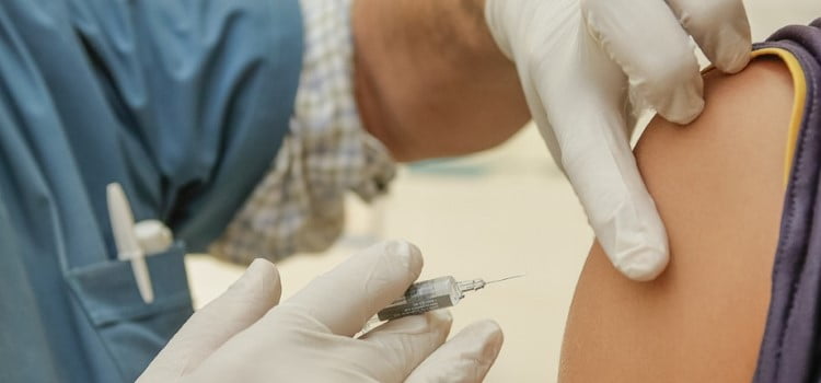 Personal médico vacunando a un paciente