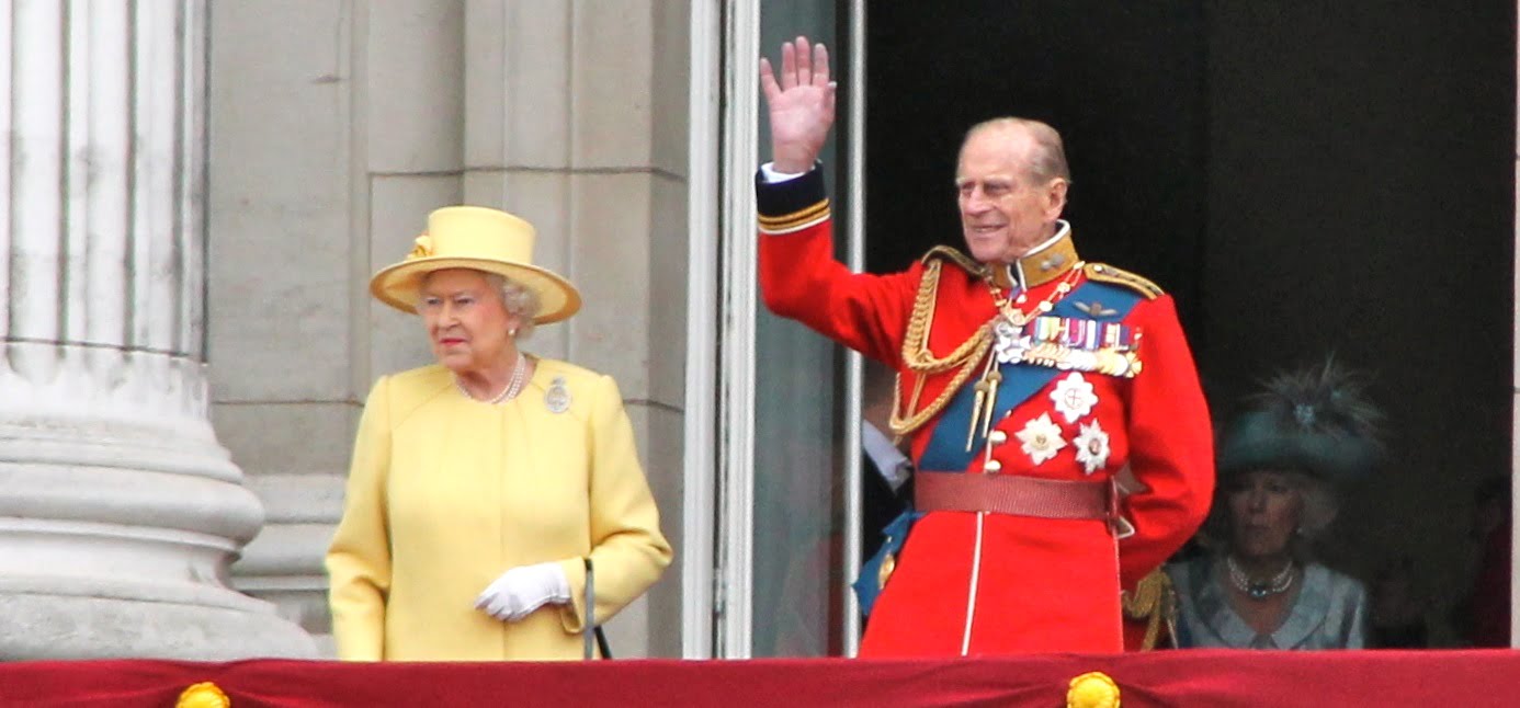 El duque de Edimburgo y la reina Isabel II saludando desde el balcón