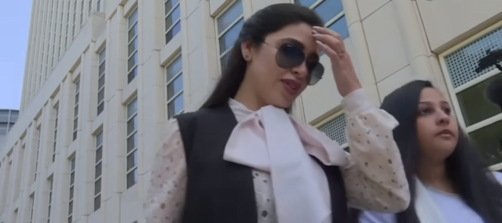 Emma Coronel a la salida de los juzgados durante el juicio de su marido