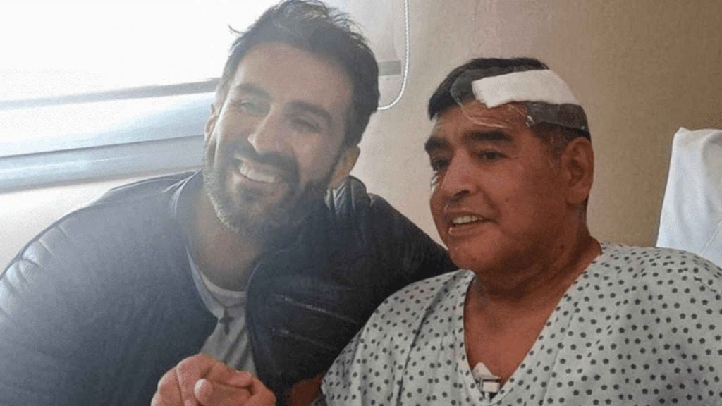 Leopoldo Luque junto a Maradona en el hospital