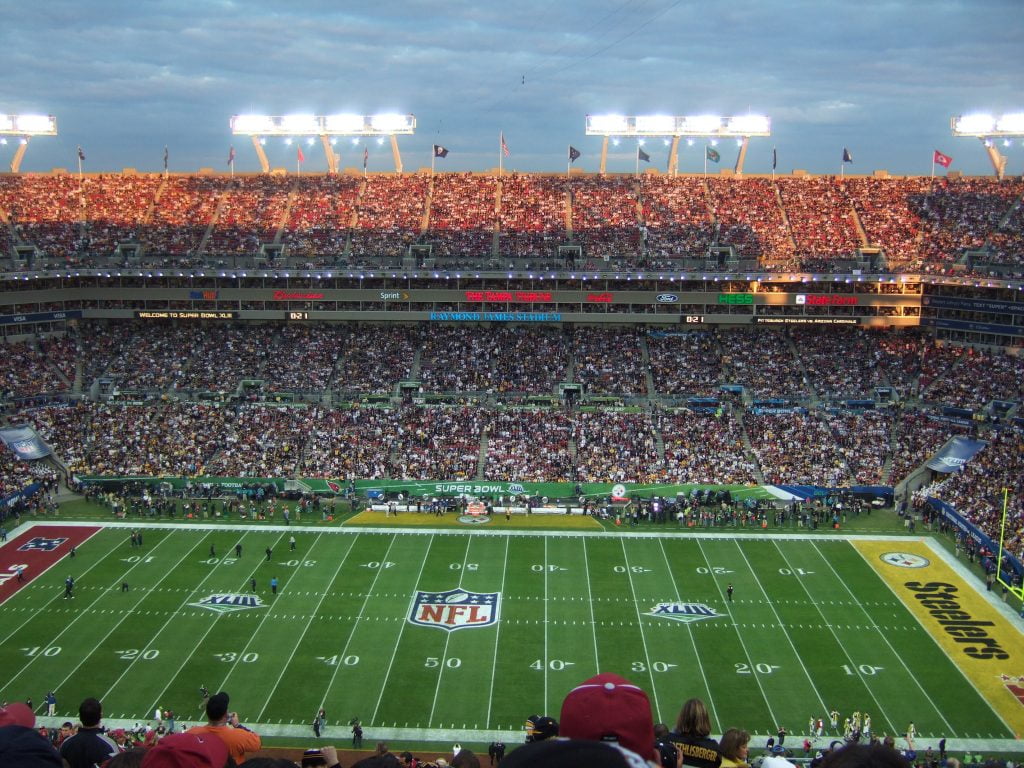 A pesar de que la pandemia causada por el coronavirus no ha terminado algunos eventos han recuperado poco a poco algo de su brillo. Entre ellos el Super Bowl, el partido de futbol americano más importante del año, que se jugará en el estadio Raymond James en Tampa Florida.