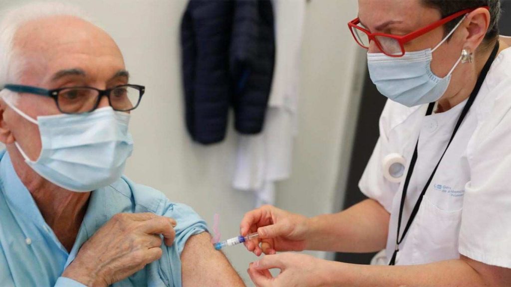 Persona mayor recibiendo una vacuna contra el coronavirus según los planes del Ministerio de Sanidad