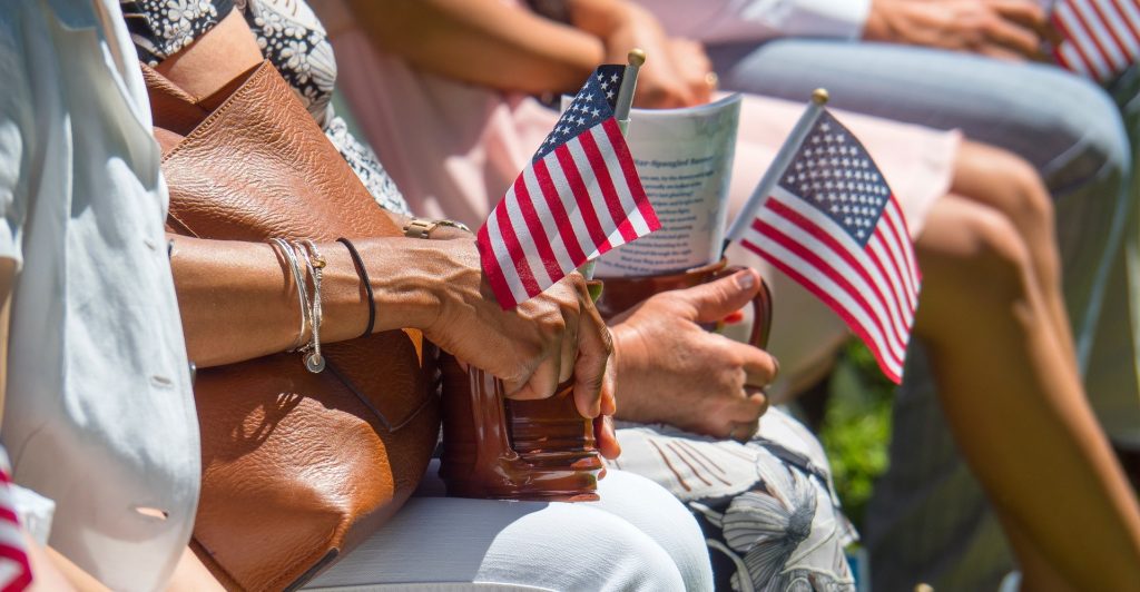Bandera de Estados Unidos en una concentración en Virginia