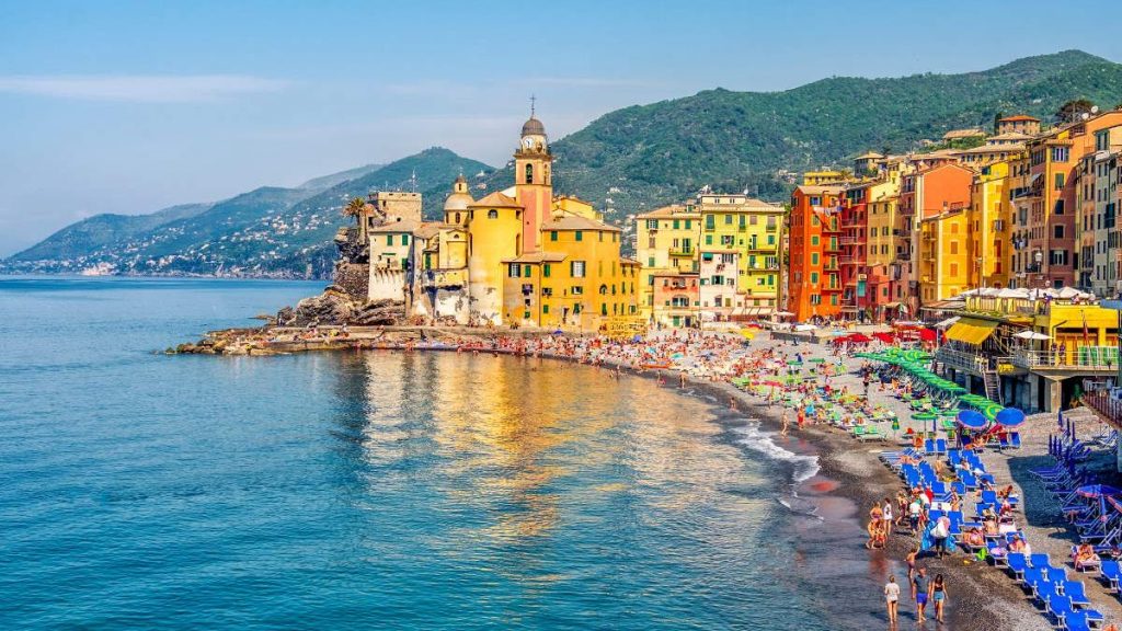 Féretros caen al mar por el derrumbe de un cementerio en Italia