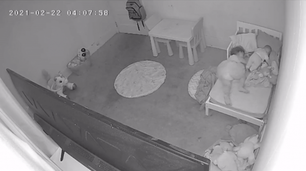 Las tétricas imágenes que de un bebe que un padre capturo durante la noche