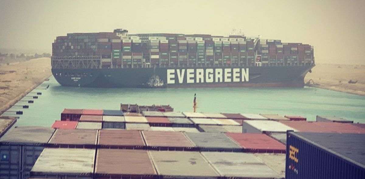 El carguero Ever Given encallado en el canal de Suez