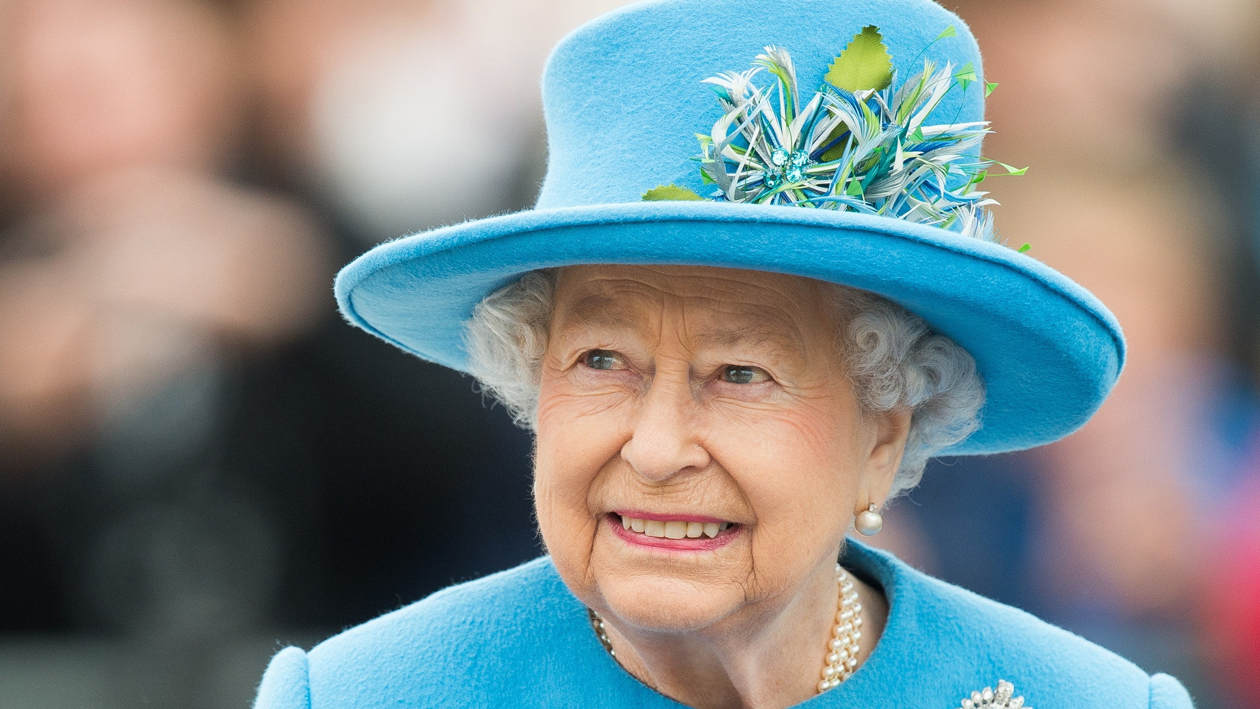La reina de Inglaterra incapaz de aguantar su risa al ver su nueva estatua en Australia