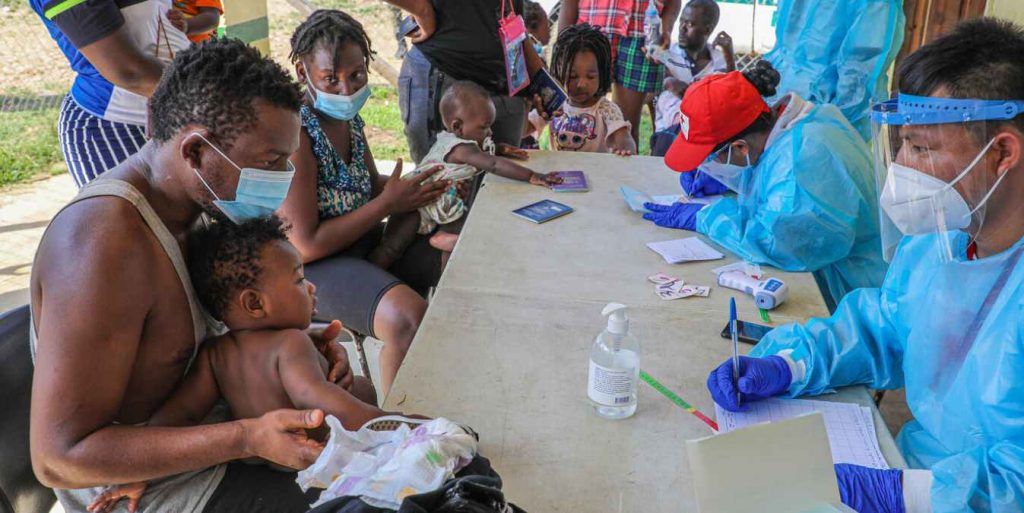 Familias registrándose tras cruzar la ruta migratoria de la selva de Darién
