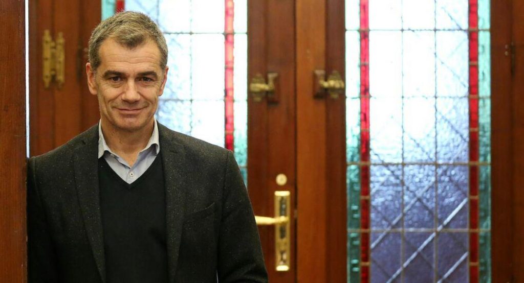 Imagen de Toni Cantó apoyado en una puerta.