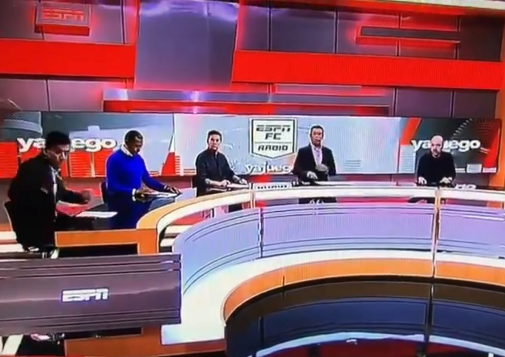 Una pantalla de ESPN Colombia cae encima de Carlos Orduz durante un programa en vivo
