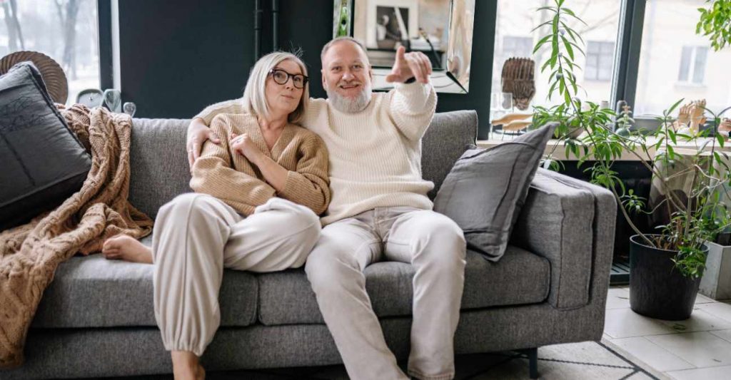 Pareja de ancianos ve la televisión el 1 de abril