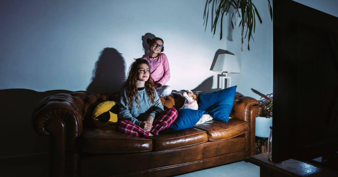 Dos chicas jóvenes ven la televisión el 10 de abril