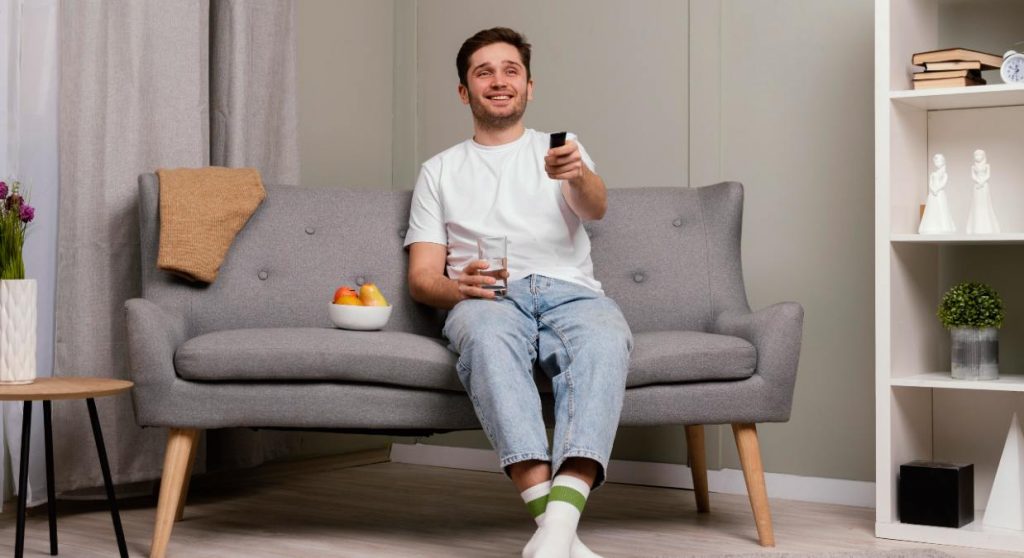 hombre ve la televisión el 18 de abril