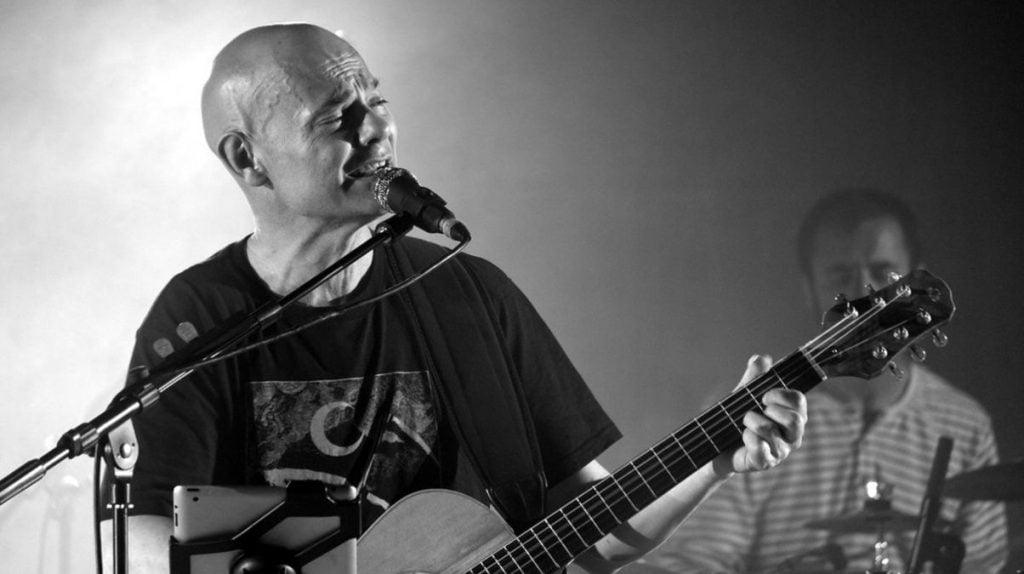 Celtas Cortos cantando la canción 20 de abril del 90