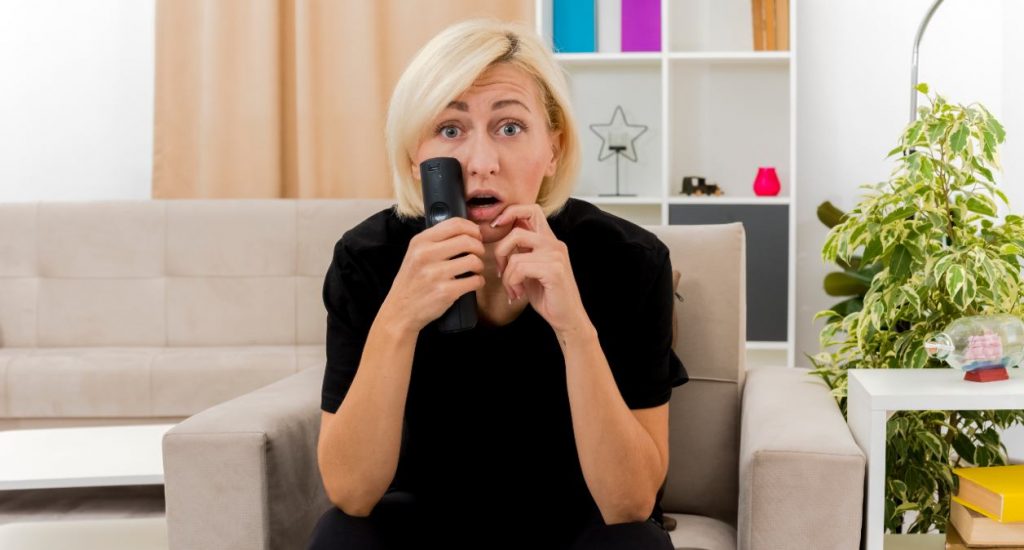 Mujer sorprendida ve la televisión el 21 de abril