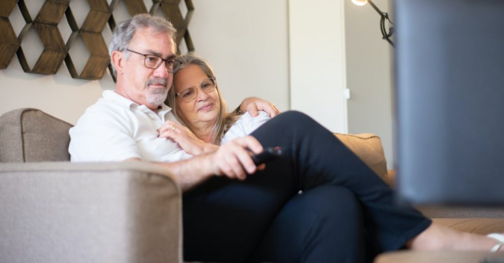 Pareja de ancianos ve la televisión el 22 de abril