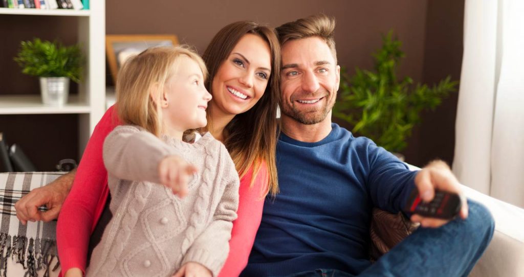 Familia viendo la televisión el 30 de abril