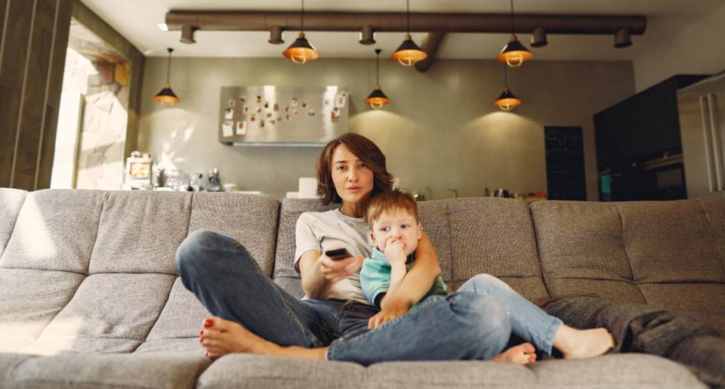 Madre e hijo ven la televisión el 9 de abril
