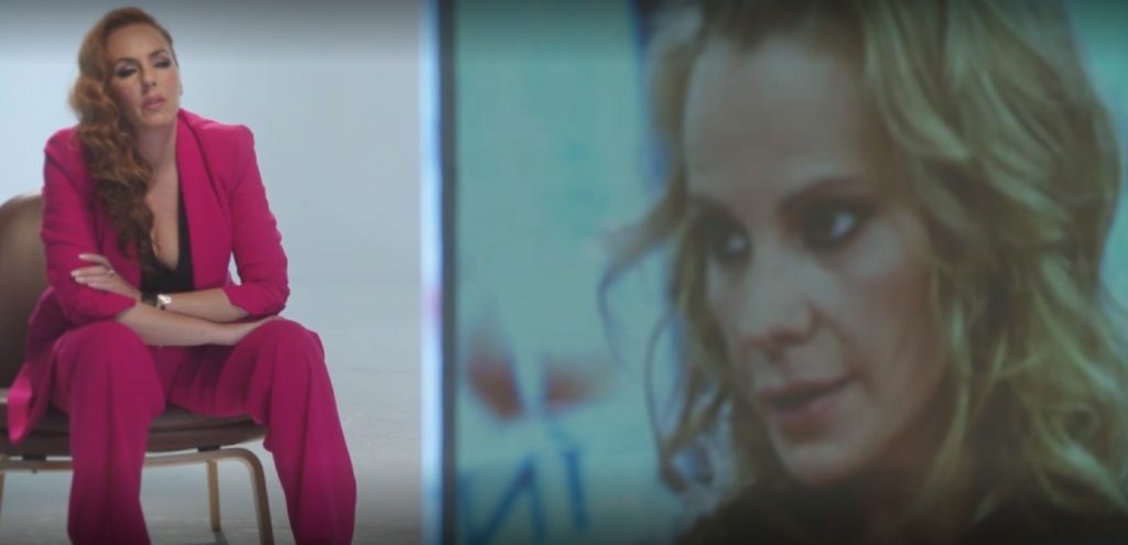 Rocío Carrasco escuchando el testimonio de Carmen López