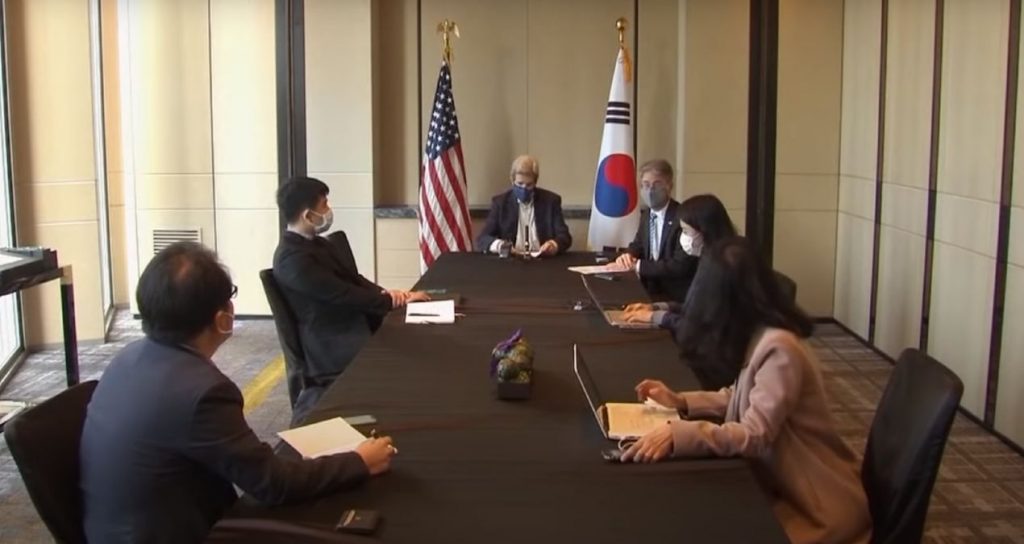 Enviado especial de Estados Unidos por el clima en una cumbre en Shangai para trata la crisis climática