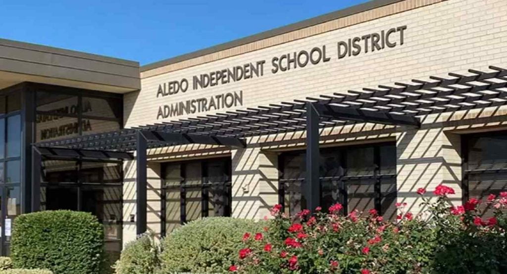 Imagen del edificio del distrito de Aledo donde un grupo de estudiantes ha subastado compañeros