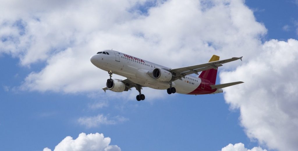 Avión de la compañía Iberia volando