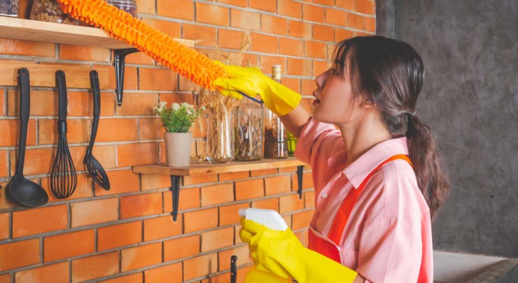 Mujer asiática realizando tareas domésticas