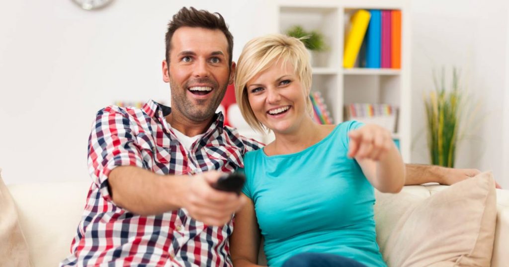 Pareja ve la televisión el 10 de mayo