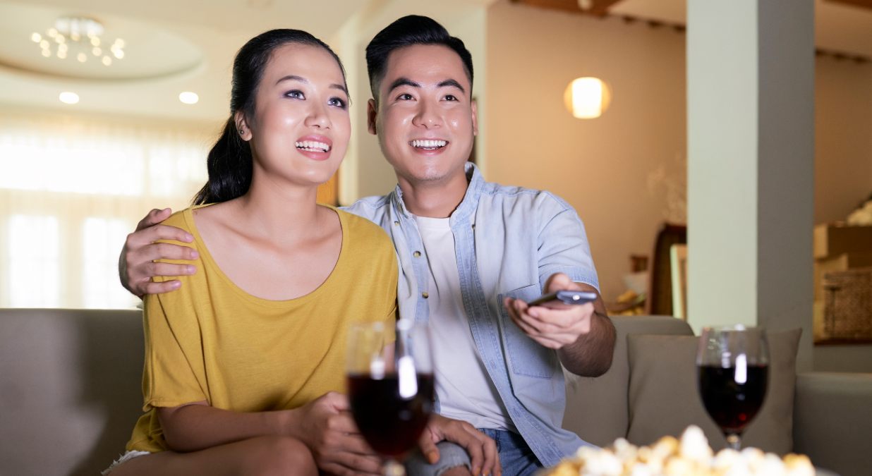Pareja viendo la televisión el 12 de mayo