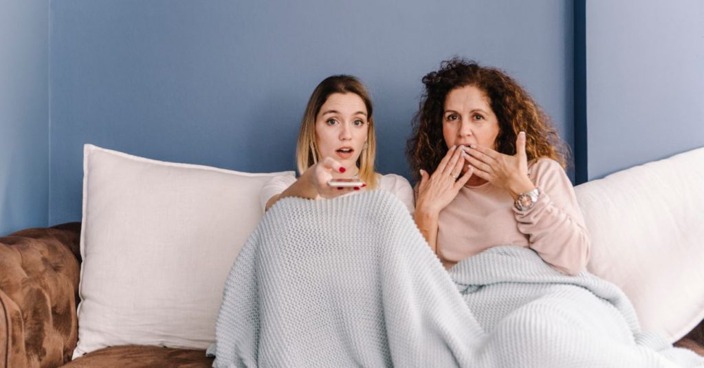 Dos mujeres ven la televisión el 19 de mayo