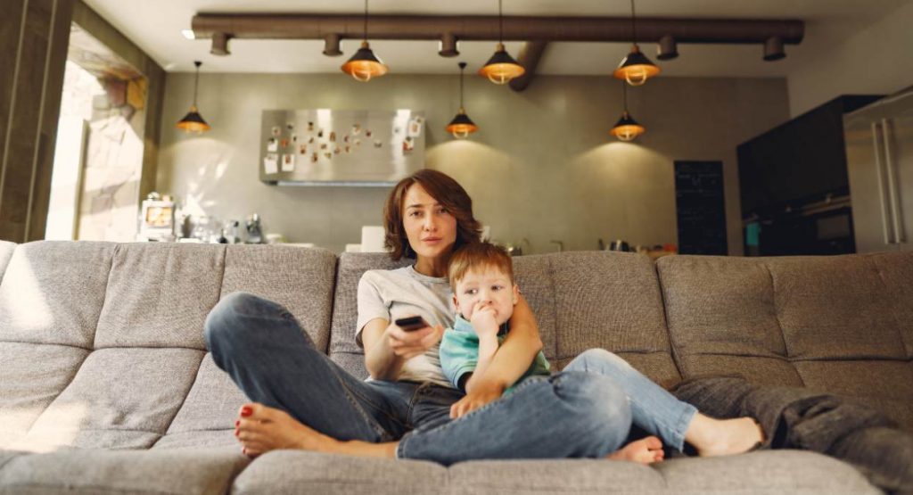 Madre e hijo ven la televisión el 20 de mayo