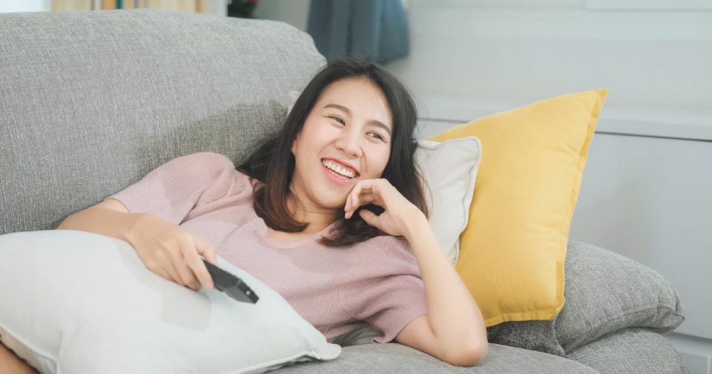 Mujer joven ve la televisión la noche del 24 de mayo