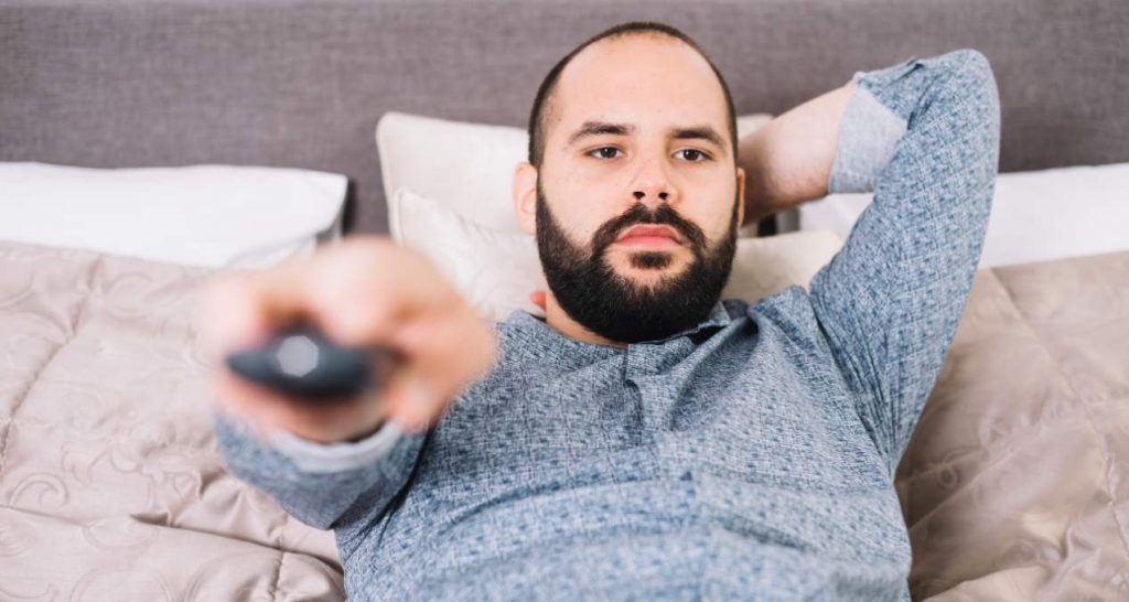 Hombre ve la televisión la noche del 26 de mayo