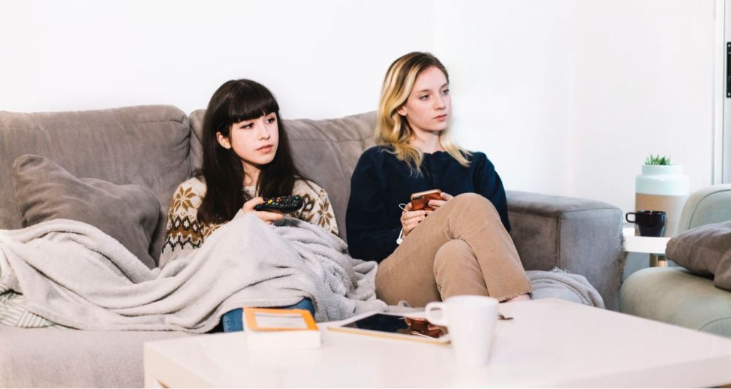 Mujeres viendo la televisión el 29 de mayo