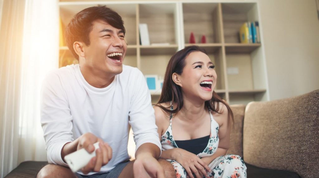 Pareja ve la televisión la noche del 30 de mayo