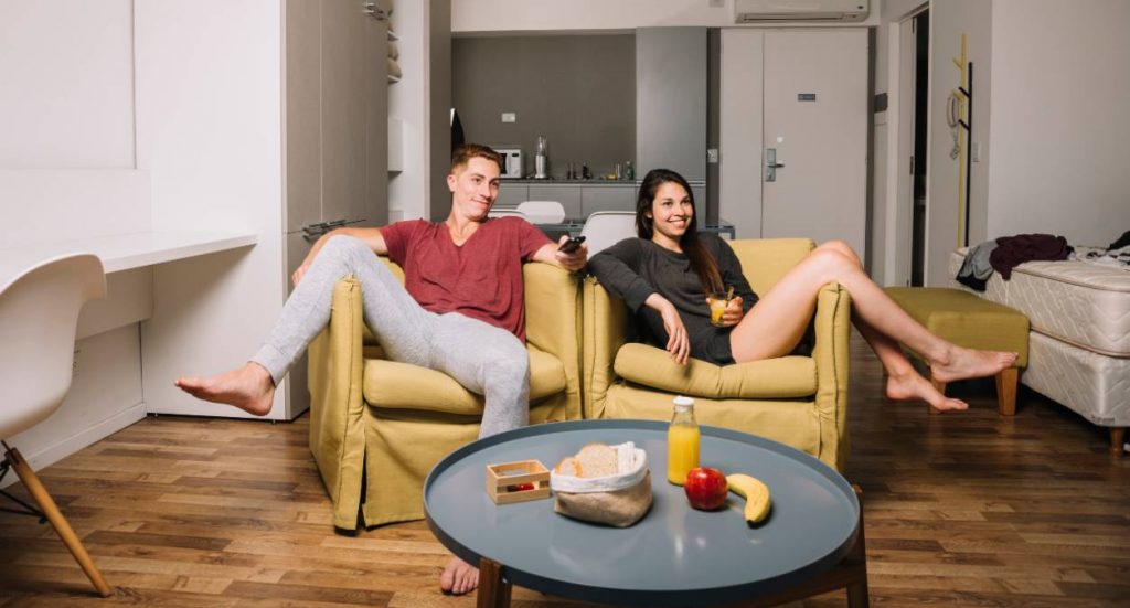 Pareja joven ve la televisión el 4 de mayo