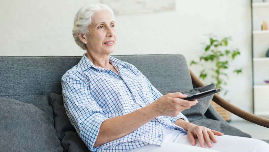 Señora anciana ve la televisión el 5 de mayo