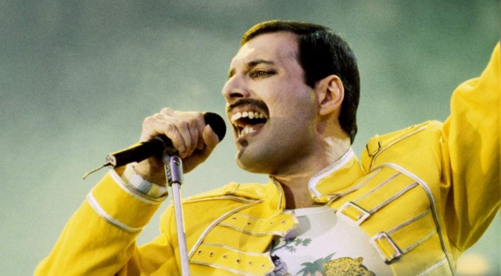 Freddie Mercury cantando en un concierto