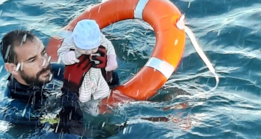 Juan Francisco con el bebe en brazos