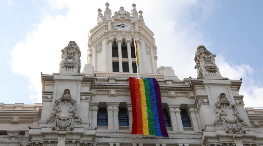 Ayuntamiento de Madrid con la bandera del colectivo por el Día Mundial contra la LGTBIFobia