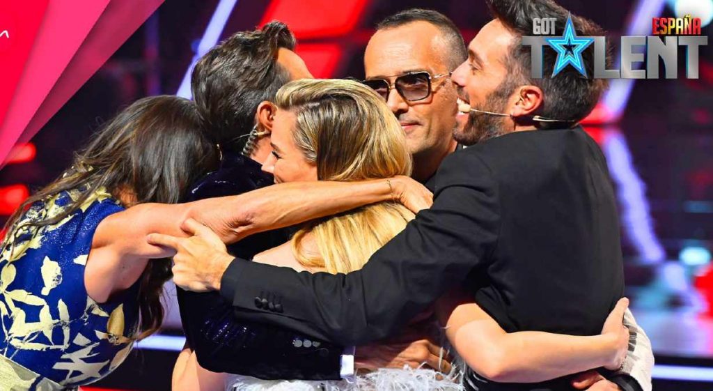 Risto Mejide y el jurado de Got Talent abrazados
