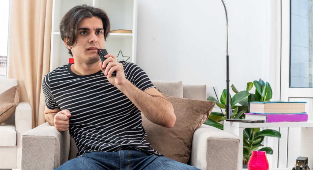 Hombre ve la televisión el 10 de junio