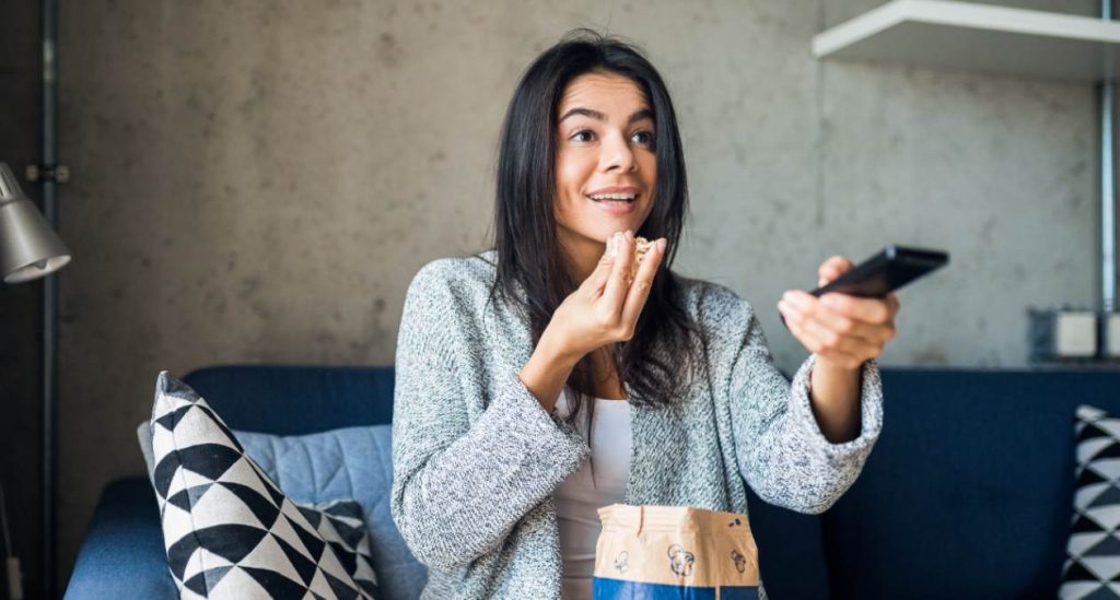 Mujer ve la televisión el 12 de junio