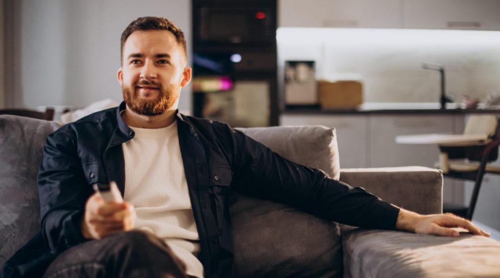 Hombre ve la televisión el 13 de junio