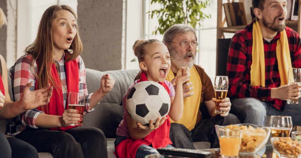 Familia viendo la televisión el 14 de junio