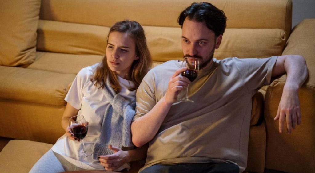 Pareja ve la televisión el 16 de junio
