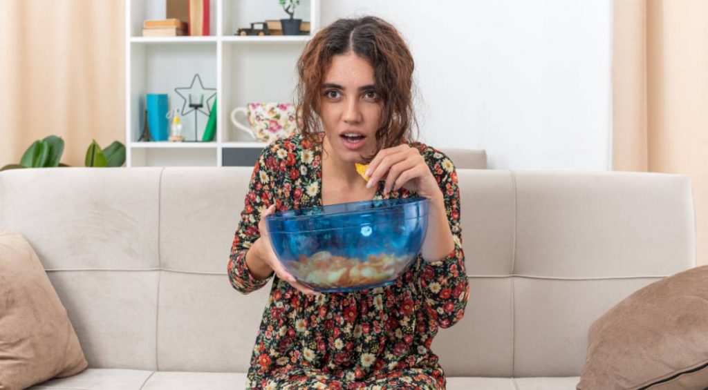 Mujer ve la televisión el 18 de junio