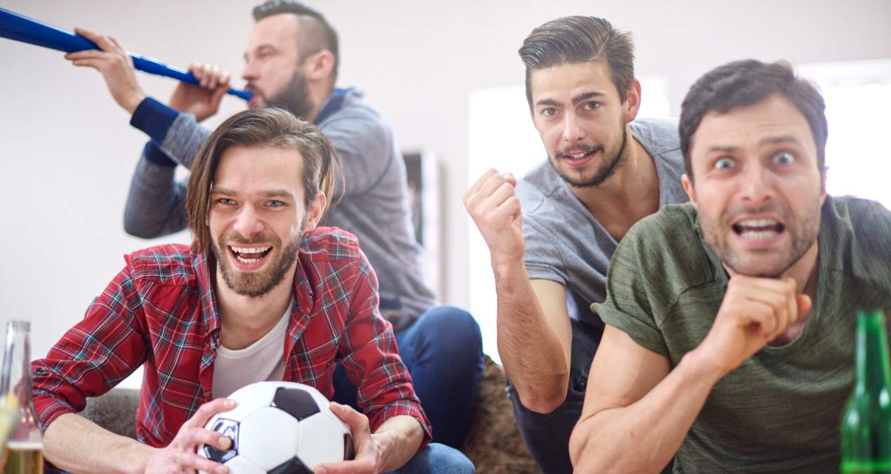 Grupo de hombres viendo la televisión el 2 de junio