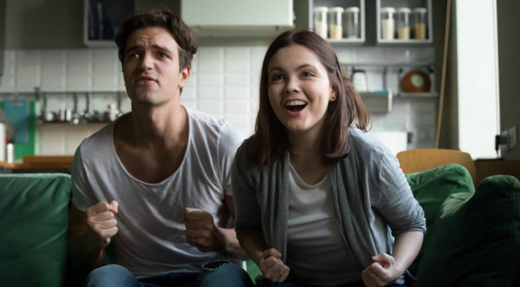 Pareja ve la televisión el 22 de junio